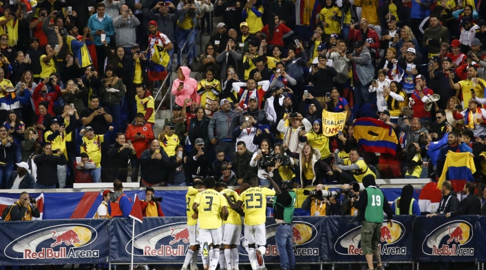 Los jugadores de Colombia celebran el gol convertido por Juan Camilo Hernández