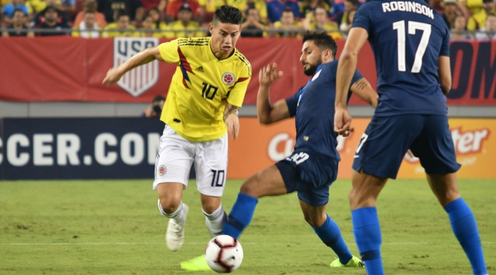 James Rodríguez eludiendo a un jugador de Estados Unidos
