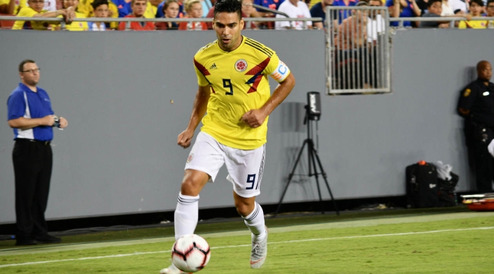 Falcao García controla el balón antes de anotar su gol ante Estados Unidos