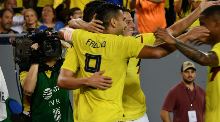 Los jugadores de Colombia celebran el gol de James Rodríguez ante Estados Unidos
