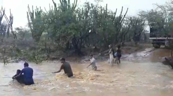 con cuerdas docentes cruzaron a arroyo en la alta guajira