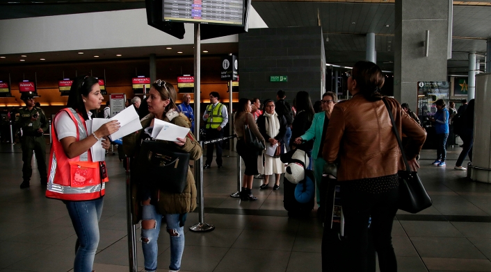 Pasajeros de Avianca en el aeropuerto El Dorado, en Bogotá
