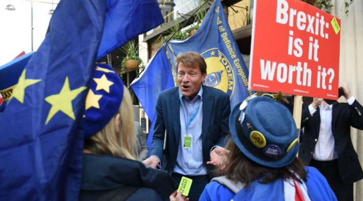 Activistas anti-Brexit protestando