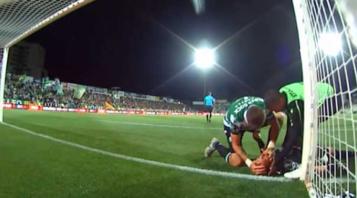 Sebastián Coates, del Sporting, evita que su portero, Romain Salin, se ahogue con su lengua