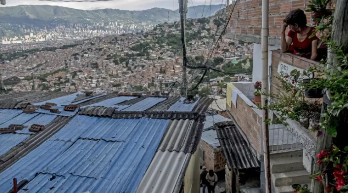 Un habitante divisa un sector de la Comuna 13 de Medellín