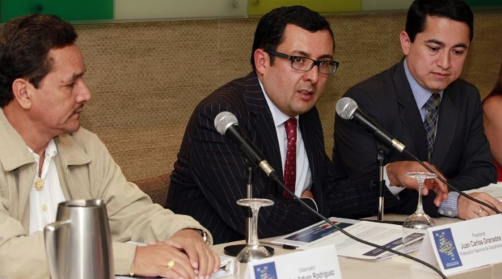 En el centro, Juan Carlos Granados, excontralor de Bogotá.