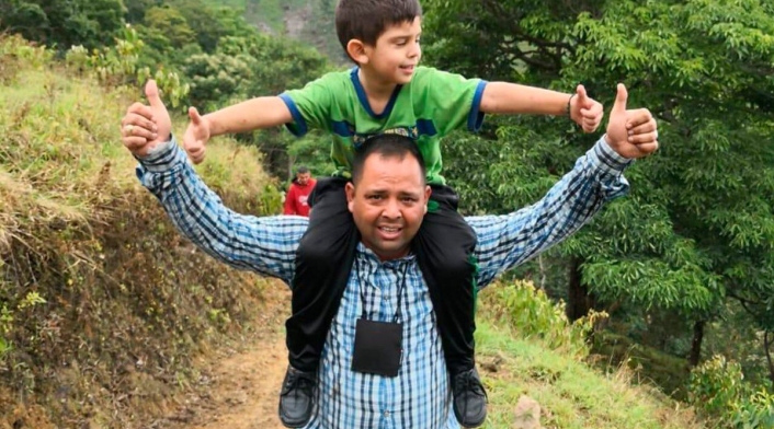 Cristo José Contreras, en libertad, junto a su padre Edwin Contreras
