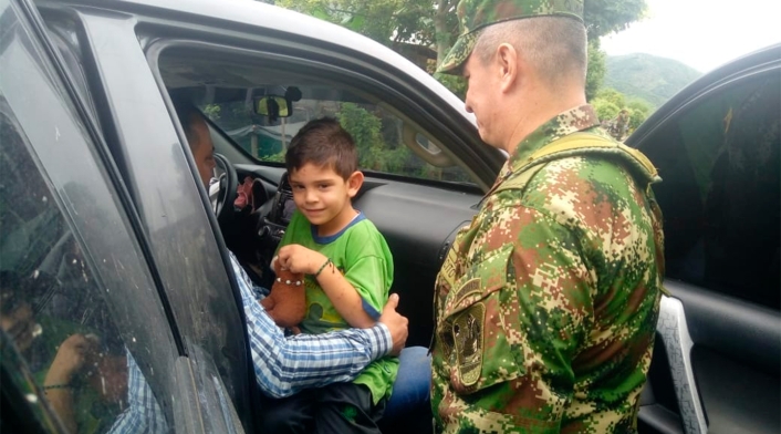Cristo José Contreras junto con las Fuerzas Militares Cristo José Contreras junto con las Fuerzas Militares