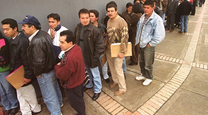 Fila para aplicar a un empleo.