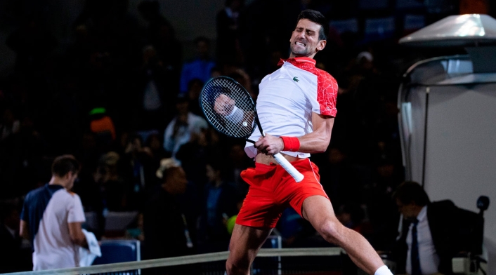 Novak Djokovic celebra el título ganado en el Masters 1000 de Shangai