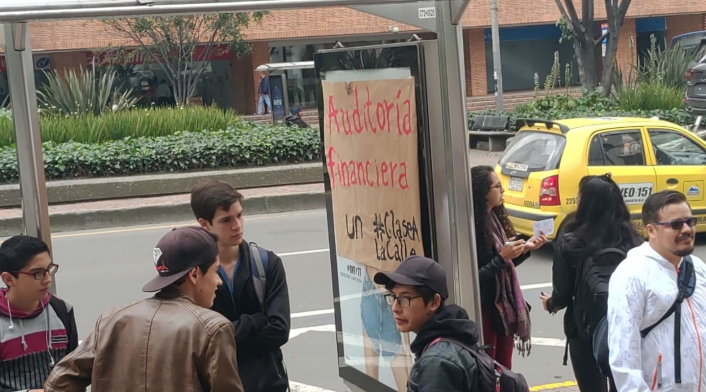 Los estudiantes de la facultad de ciencias económicas de la Universidad Nacional promovieron una jornada de clases en las calles de Bogotá.