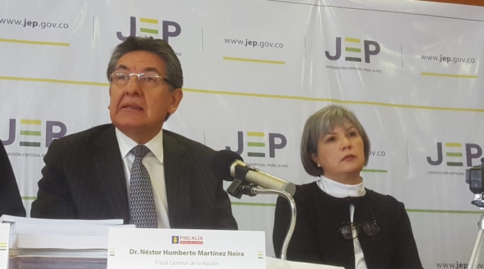 El fiscal general, Néstor Humberto Martínez y la presidenta de la JEP, Patricia Linares.