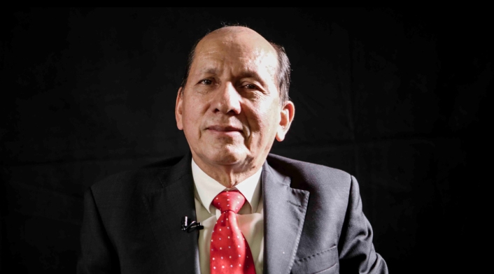 El general retirado Luis Herlindo Mendieta en la sede de RCN Radio, en Bogotá