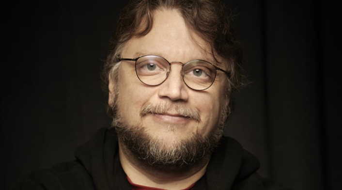 Guillermo del Toro y la imagen promocional de Netflix anunciando el largometraje de Pinocho