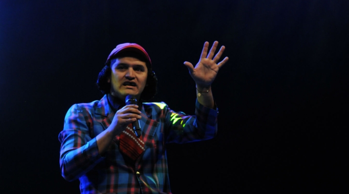 Gerly Hassam es considerado uno de los mejores humoristas del país.