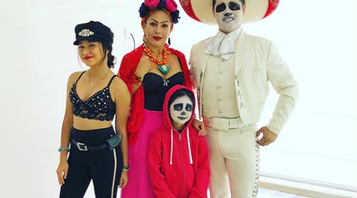 El humorista y su familia representaron personajes significativos de México. Sus hijas se disfrazaron de Selena Quintanilla y el protagonista de Coco.