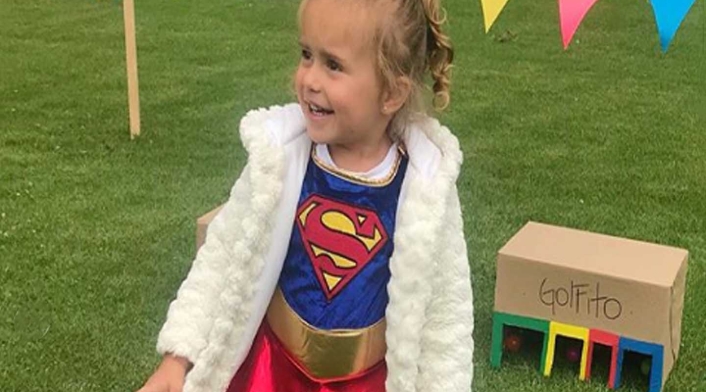 La presentadora María Clara Rodríguez disfazó a su hija de SuperGirl. La niña lució el traje con el cabello recogido y una capa roja.