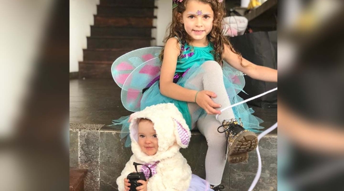 La presentadora Maleja Restrepo disfrazó a su hija Guadalupe de Hada y a su pequeña hija Macarena de una Ovejita con una falda tutu.