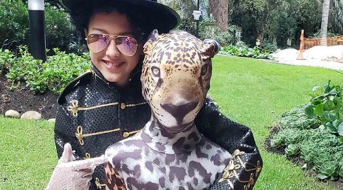 Los hijos de la presentadora y el cantante Carlos Vives lucieron un disfraz de Michael Jackson (Elena Vives) y de jaguar (Pedro Vives).