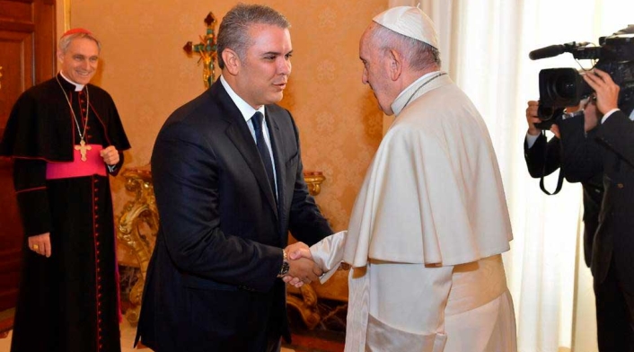 Papa Francisco e Iván Duque estrechan sus manos en el Vaticano