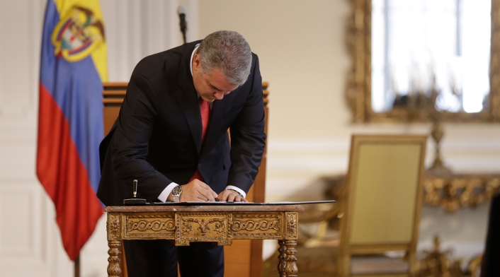 El presidente, Iván Duque, firmando el decreto que autoriza el decomiso de la dosis mínima, en la casa Nariño (Bogotá), el primero de octubre de 2018