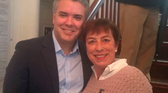 El presidente Iván Duque junto a Claudia Ortiz, militante del Centro Democrático
