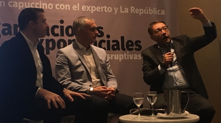 El director del diario La República, Fernando Quijano, con los expertos, hablando sobre inteligencia artificial.