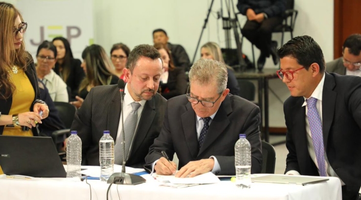 General Mario Montoya firma acta de compromiso ante la JEP