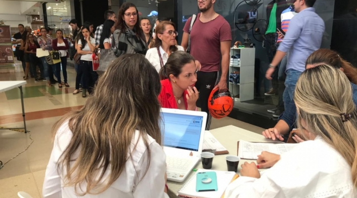Hombres trabajan en empleos formales