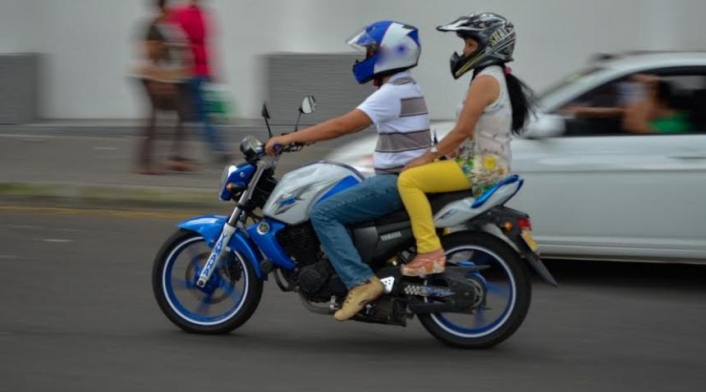 Referencia parrillero en moto