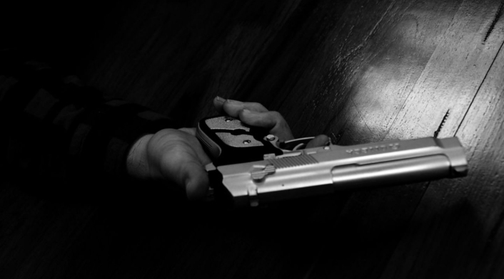 Hay una intensa polémica por el decreto de porte de armas. Hay una intensa polémica por el decreto de porte de armas.
