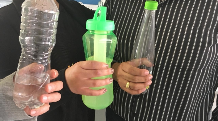 Botellas plásticas.