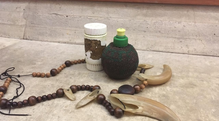 En el tarro blanco está la hoja de coca y al lado derecho ambil.
