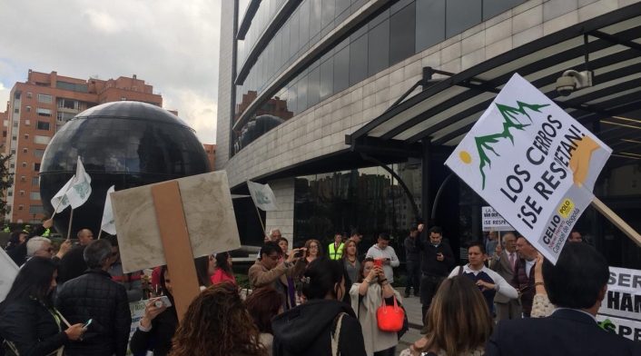 Con esa situación, desde tempranas horas varios ciudadanos se han acercado a la sede de la CAR para protestar y pedir que no adopte el fallo del Tribunal Administrativo de Cundinamarca.