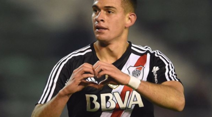 Santos Borré y taxista hablan de fútbol