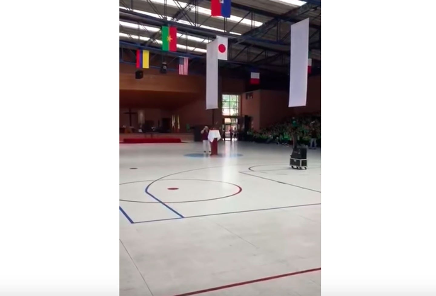 El padre Albeyro Vanegas dirigiéndose a los alumnos del Colegio San Viator