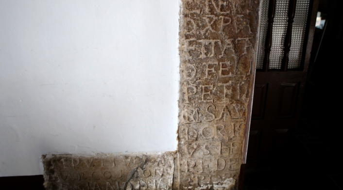 Texto en piedra en la Iglesia de San Bernandino