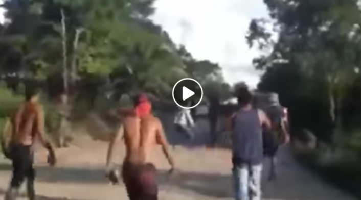 Campesinos en Tibú (Norte de Santander) increpando a soldados del Ejército Nacional