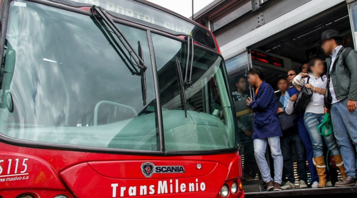No cesa la problemática por los colados en Transmilenio. No cesa la problemática por los colados en Transmilenio.