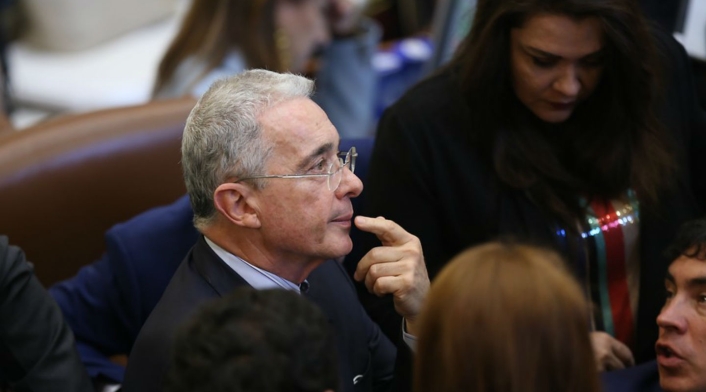 El senador Álvaro Uribe dijo que nunca autorizó que su nombre se utilizara en un sitio público. El senador Álvaro Uribe dijo que nunca autorizó que su nombre se utilizara en un sitio público.