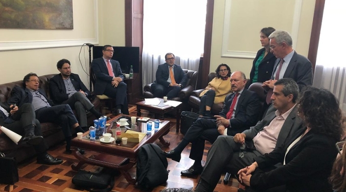 Álvaro Uribe y Gustavo Petro reunidos con homólogos del partido Farc en la oficina del senador Ernesto Macías