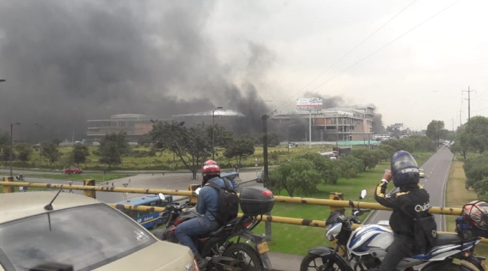 El incendio en el Centro Comercial El Edén afectó la movilidad en el occidente de Bogotá