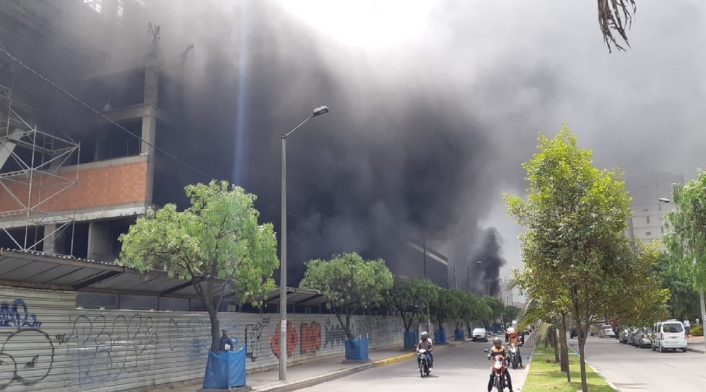 El incendio en el Centro Comercial El Edén obligó al cierre de las vías aledañas