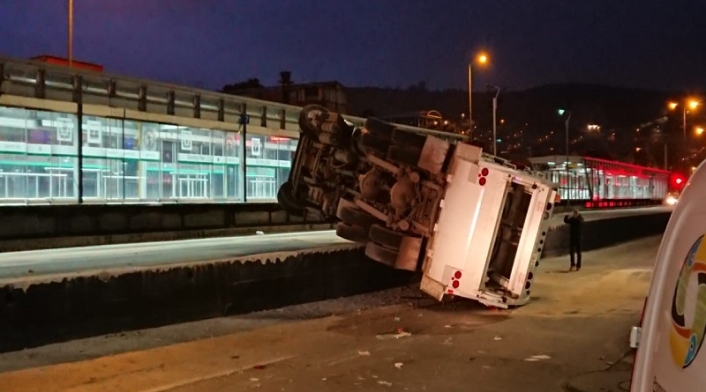 Camión de basura quedó en medio del carril mixto y de Transmilenio