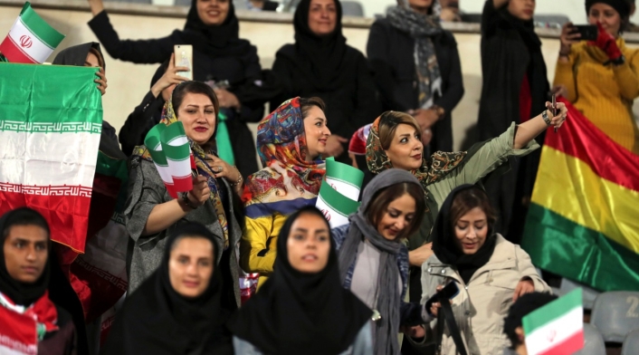 Mujeres iranís en partido de fútbol.