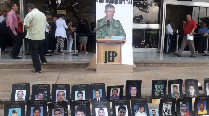 Plantón en Medellín para exigir verdad al general Mario Montoya.