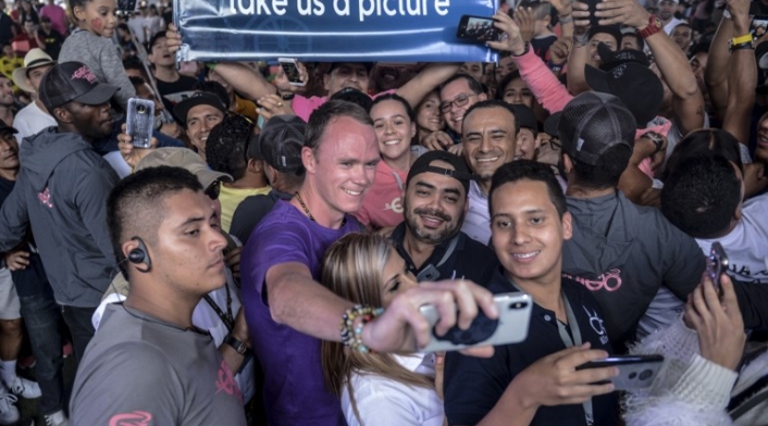 Chris Froome se toma fotos con sus fans en Guatapé, Colombia
