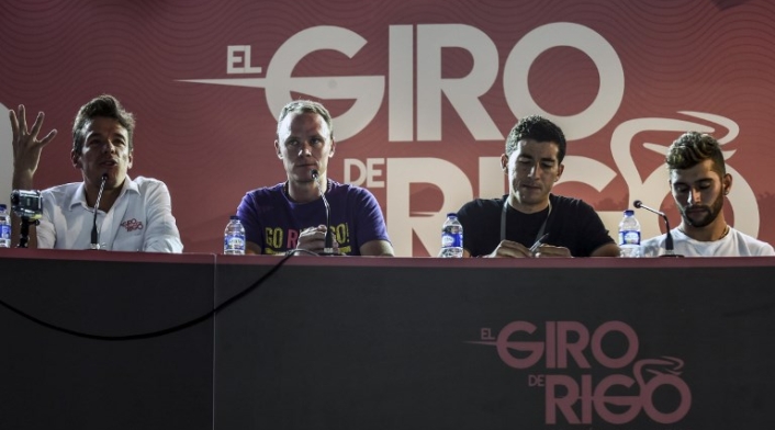 Chris Froome junto a Fernando Gaviria, Sergio Luis Henao y Rigoberto Urán