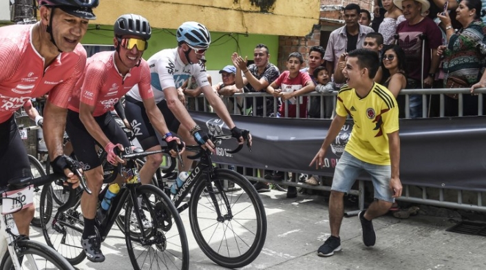Chris Froome animado por un aficionado colombiano durante el 'Giro de Rigo'