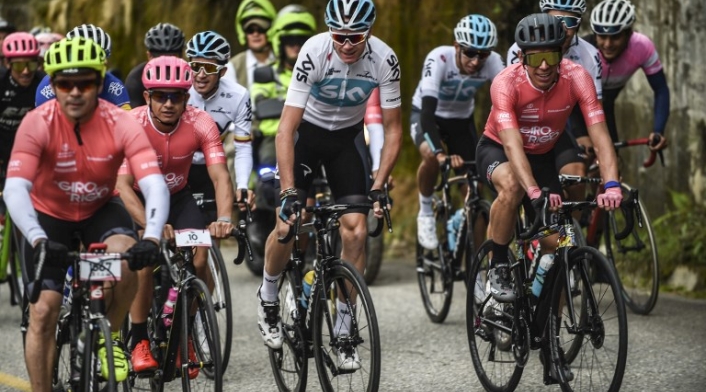 Chris Froome con el resto de competidores élite en el 'Giro de Rigo'